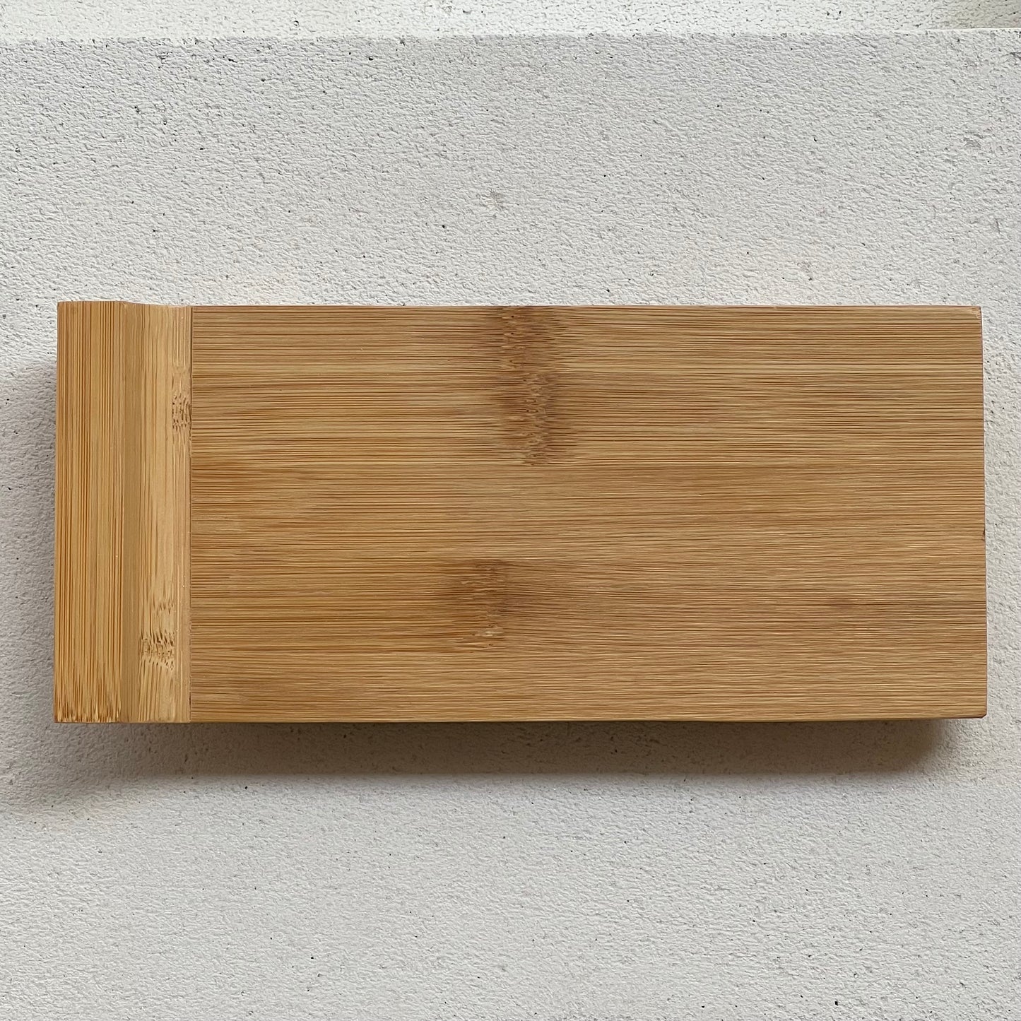 δίσκος από φυσικό bamboo (22x10εκ.). Minimal σχεδιασμός με καμπύλη, ιδανικός για κεριά, αρωματικά χώρου & μπάνιο