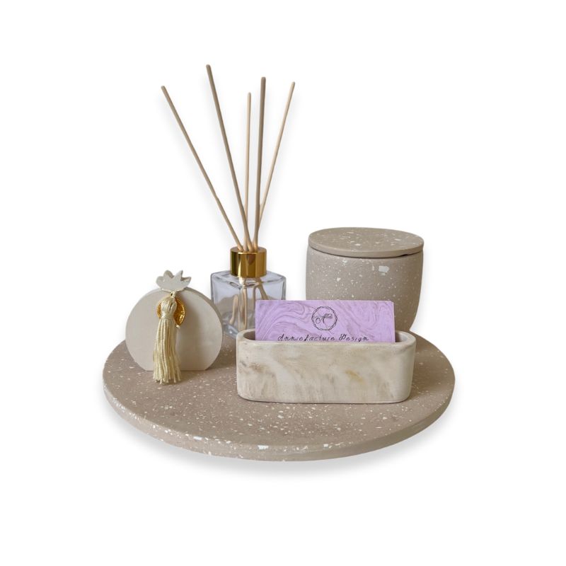 διακοσμητική σύνθεση με χειροποίητο στρογγυλό δίσκο διακόσμηση διαμέτρου 25εκ, σε χρώμα φυσικό καφέ και λευκές ψηφίδες, τσιμεντένια καρτοθήκη με εφέ μαρμάρου, διακοσμητικό ρόδι από τσιμέντο, reed diffuser σε γυάλινο δοχείο και τσιμεντένιο δοχείο με καπάκι