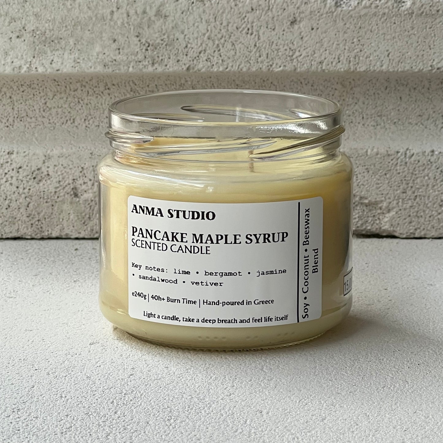 χειροποίητα αρωματικά κεριά Pancake Maple Syrup της Anma Studio σε τρία μεγέθη (90gr, 170gr, 240gr), σε γυάλινα δοχεία με λευκά μεταλλικά καπάκια.