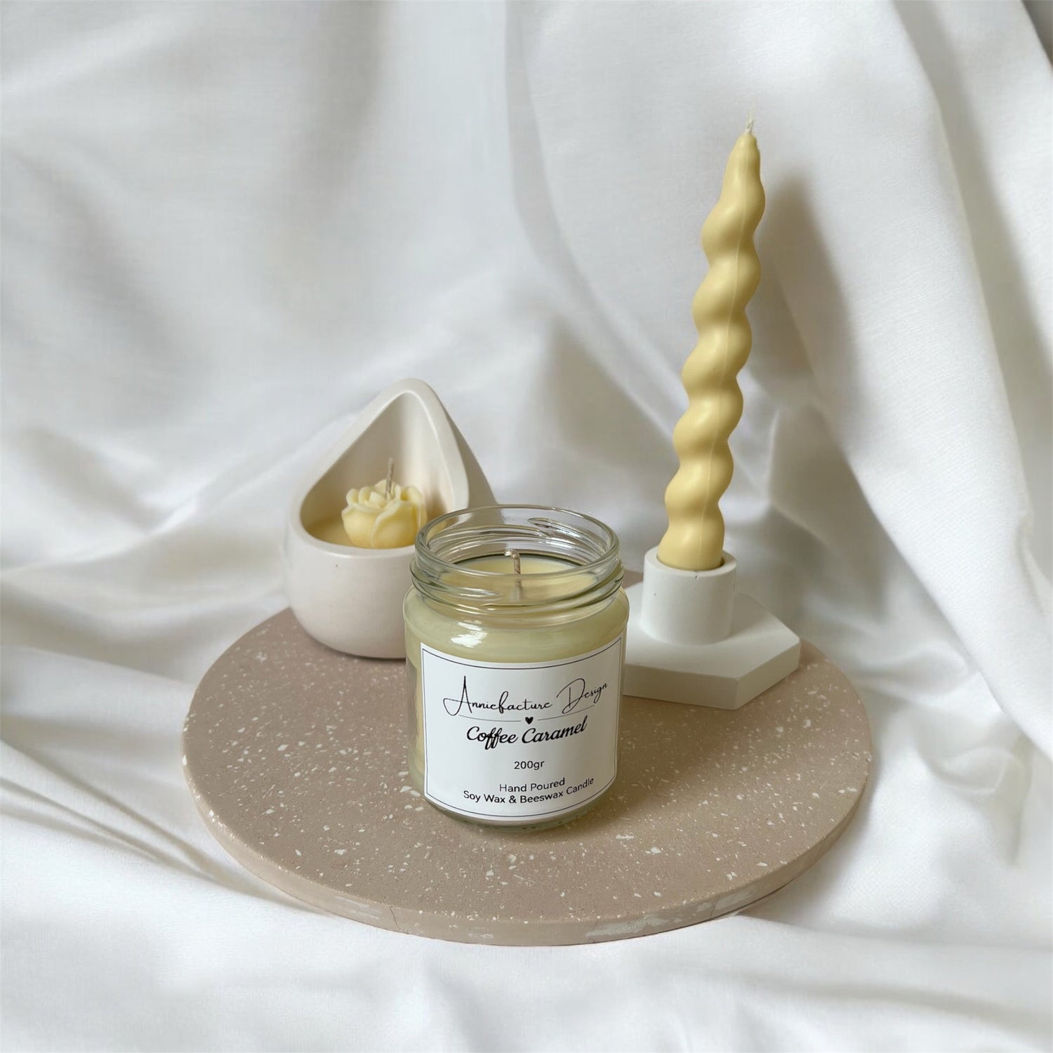 Σύνθεση από τσιμεντένιο δίσκο και κεριά 