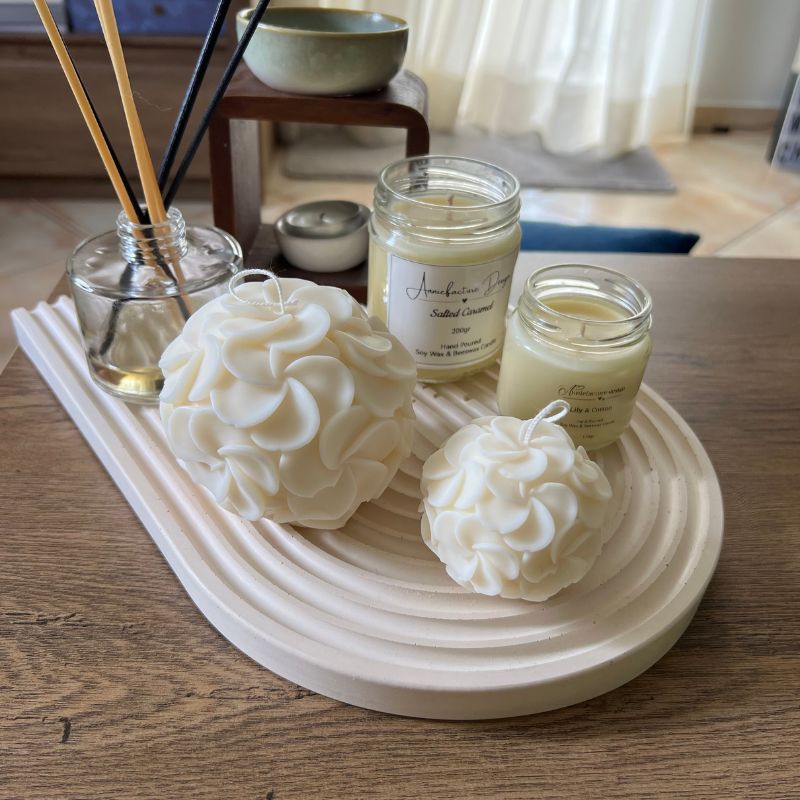 Διακοσμητική σύνθεση με τσιμεντένιο δίσκο σε σχήμα αψίδας, 1 σετ αρωματικών κεριών, 2 γυάλινα βάζα με αρωματικό κερί από μείγμα φυσικής σόγιας, μελισσοκέρι και καρύδας με βαμβακερό φυτίλι καθαρού βάρους 200γρ και 110γρ, reed diffuser σε γυάλινο δοχείο, και καυστήρα wax melter