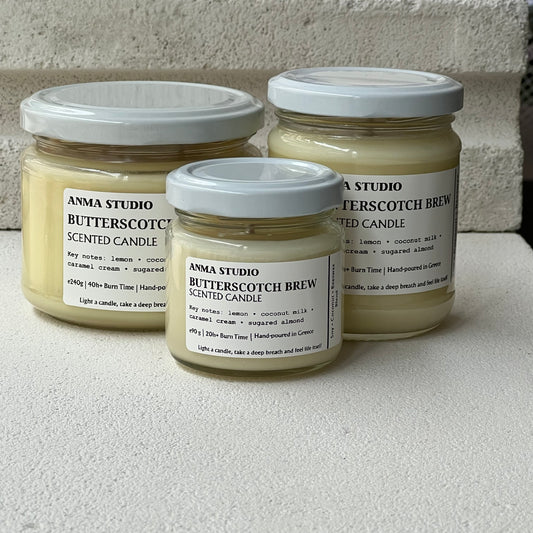 Χειροποίητο αρωματικό κερί Butterscotch Brew της Anma Studio σε γυάλινο βάζο, με νότες καραμέλας, γάλακτος καρύδας και ζαχαρωμένου αμυγδάλου.