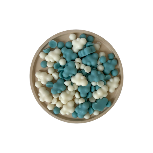 Αρωματικά συνεφάκια από φυτικό κερί σόγιας και μελισσοκέρι σε χρώμα μπλε και λευκό για χρήση σε καυστήρα κεριού (wax melter), με επιλογές αρωμάτων στην κατηγορία clean and musky ( αρώματα φρεσκάδας) 