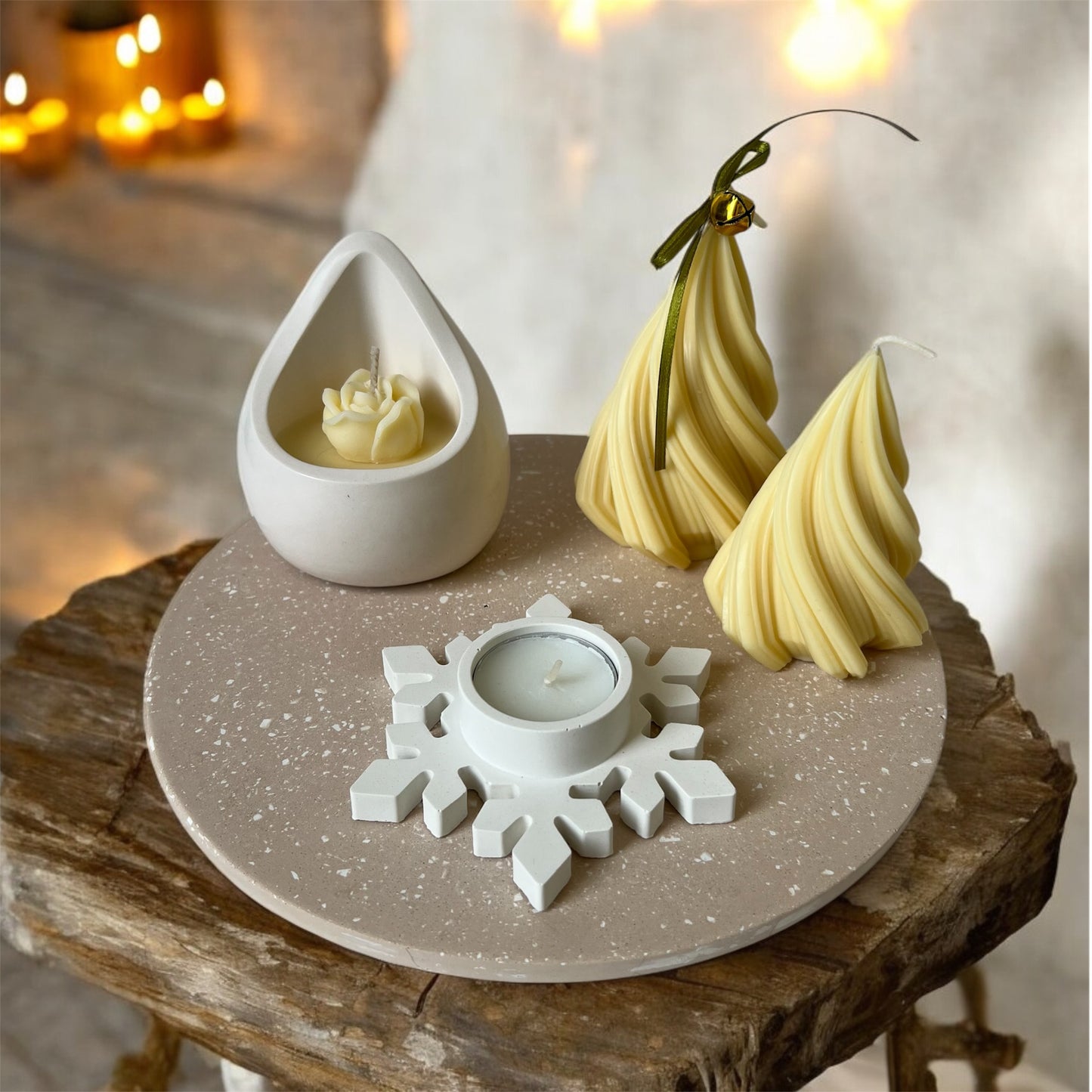 Χειροποίητη σύνθεση από τσιμεντένιο δίσκο,κηροπήγιο χιονονιφάδα, Χριστουγεννιάτικα δέντρα από κερί