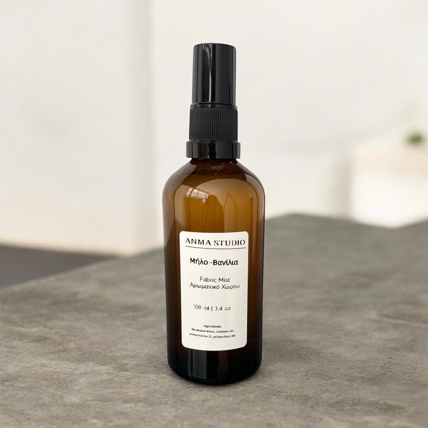 fabric mist που συνδυάζει τη φρεσκάδα του μήλου με τη διακριτική γλύκα της βανίλιας.