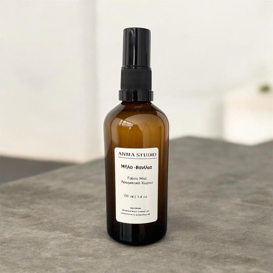 fabric mist που συνδυάζει τη φρεσκάδα του μήλου με τη διακριτική γλύκα της βανίλιας.