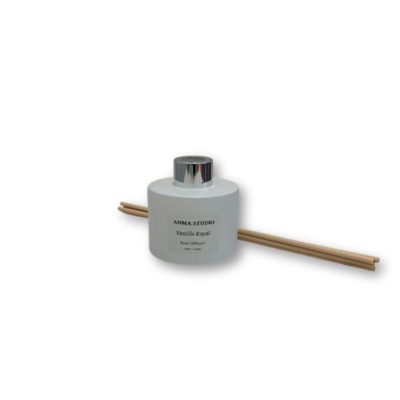 ΑΡΩΜΑΤΙΚΟ ΧΩΡΟΥ 100ml ΜΕ STICK ΣΕ ΛΕΥΚΟ ΓΥΑΛΙΝΟ, ΣΤΡΟΓΓΥΛΟ ΔΟΧΕΙΟ ΜΕ ΑΣΗΜΙ ΚΑΠΑΚΙ