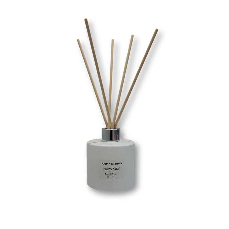 ΑΡΩΜΑΤΙΚΟ ΧΩΡΟΥ ΜΕ STICK 200ml, ΣΕ ΓΥΑΛΙΝΗ ΛΕΥΚΗ ΦΙΑΛΗ ΜΕ ΑΣΗΜΕΝΙΟ ΚΑΠΑΚΙ