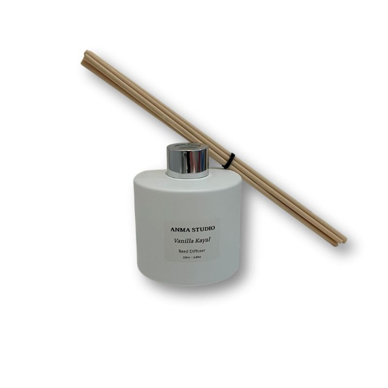 ΑΡΩΜΑΤΙΚΟ ΧΩΡΟΥ ΜΕ STICK 200ml, ΣΕ ΓΥΑΛΙΝΗ ΛΕΥΚΗ ΦΙΑΛΗ ΜΕ ΑΣΗΜΕΝΙΟ ΚΑΠΑΚΙ