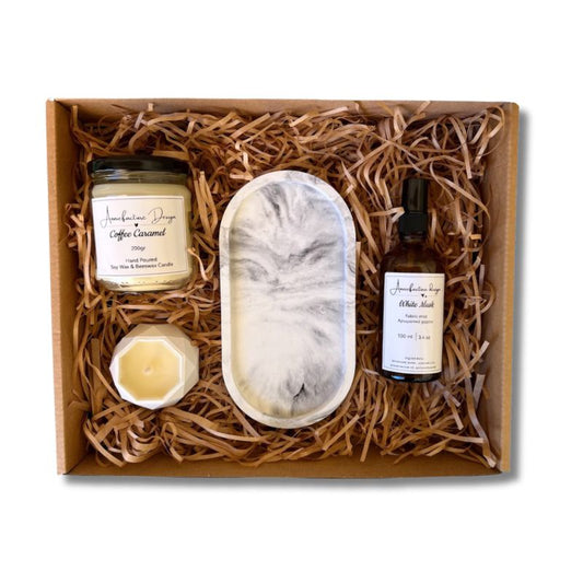 Σετ δώρου σε kraft κουτί  το οποίο περιλαμβάνει σπρέι υφασμάτων σε γυάλινο καφέ δοχείο, τσιμεντένιο οβάλ δίσκο με εφέ μαρμάρου, πολύγωνο mini βαζάκι με φυτικό κερί σόγιας και βαμβακερό φυτίλι και γυάλινο βάζο με φυτικό κερί σόγιας, μελισσοκέρι και καρύδαας 200γρ, βαμβακερο φυτίλι και μεταλλικό καπάκι