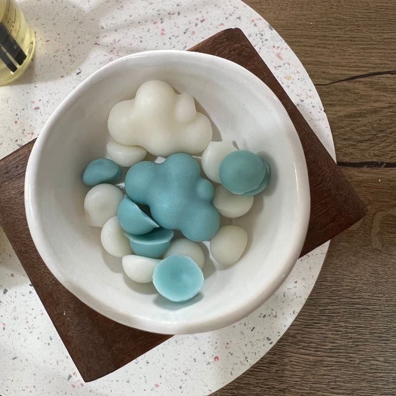 Αρωματικά συνεφάκια Wax melt μέσα σε καυστήρα.