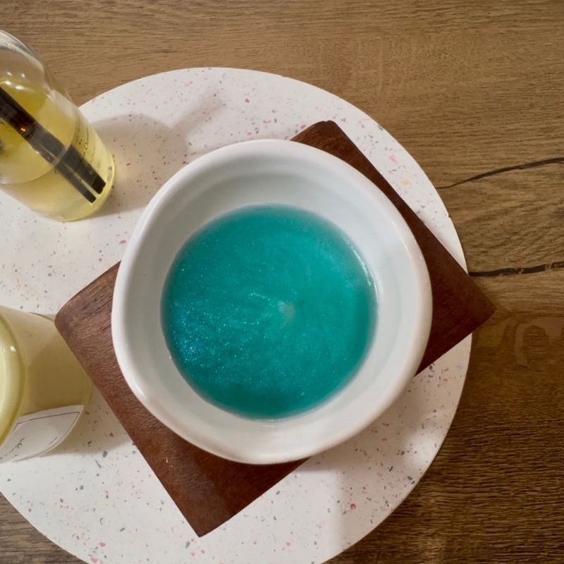 Λιωμένο wax melt με ιριδίζουσα επιφανεία μέσα σε καυστήρα