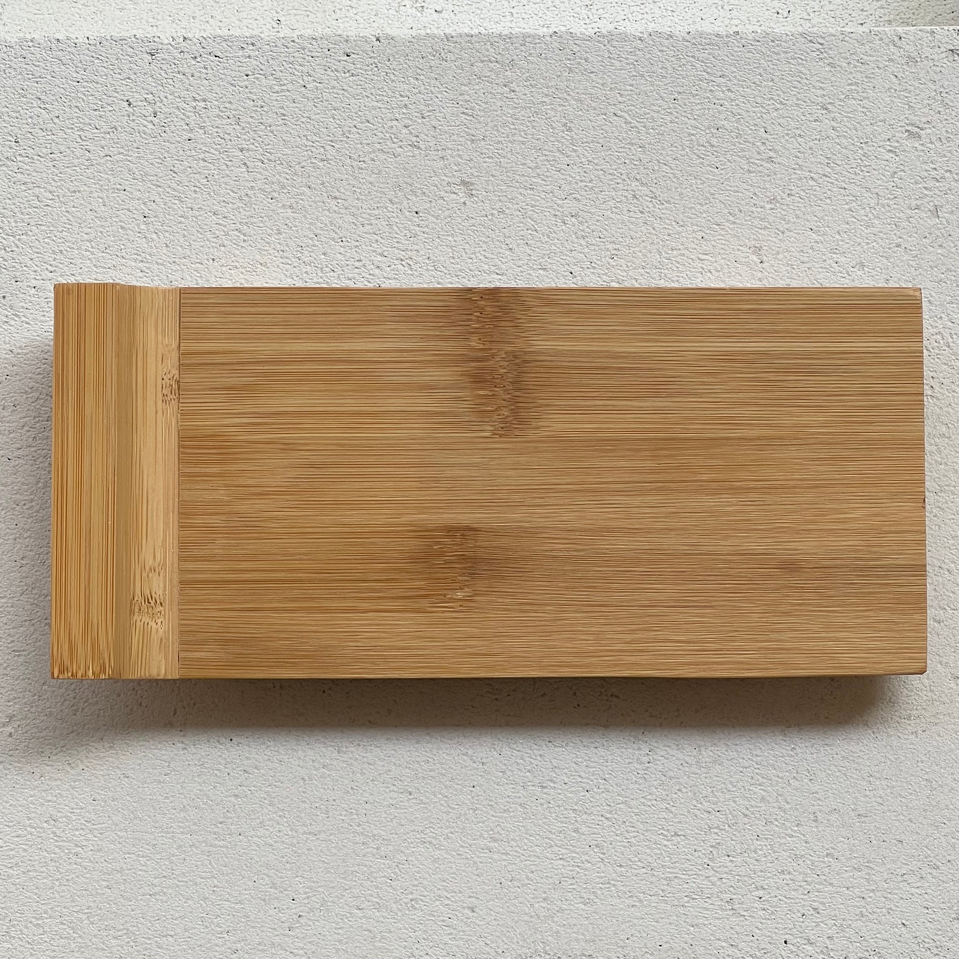 δίσκος από φυσικό bamboo (22x10εκ.). Minimal σχεδιασμός με καμπύλη, ιδανικός για κεριά, αρωματικά χώρου & μπάνιο