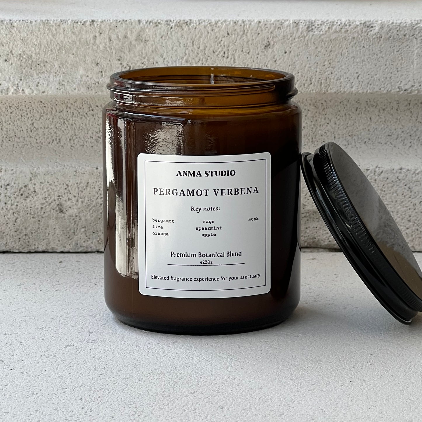 Premium αρωματικό κερί Pergamot Verbena της Anma Studio σε amber γυάλινο δοχείο 220g, με νότες εσπεριδοειδών, βοτάνων και musk, σχεδιασμένο για προστασία από τον ήλιο