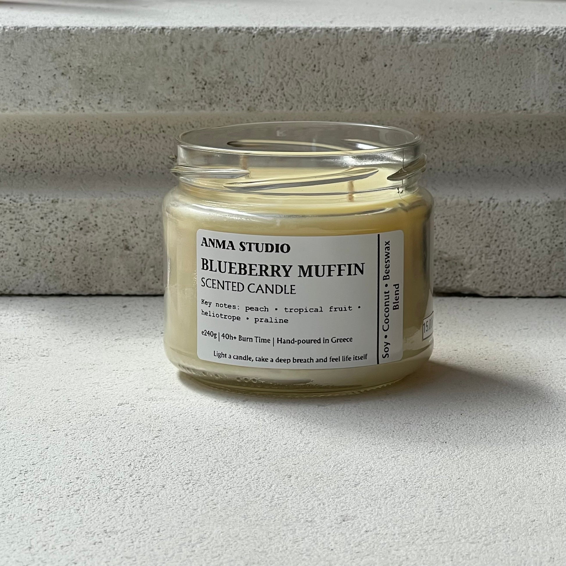 Χειροποίητα αρωματικά κεριά Blueberry Muffin της Anma Studio σε τρία μεγέθη (90gr, 170gr, 240gr), σε γυάλινα δοχεία με λευκά μεταλλικά καπάκια.