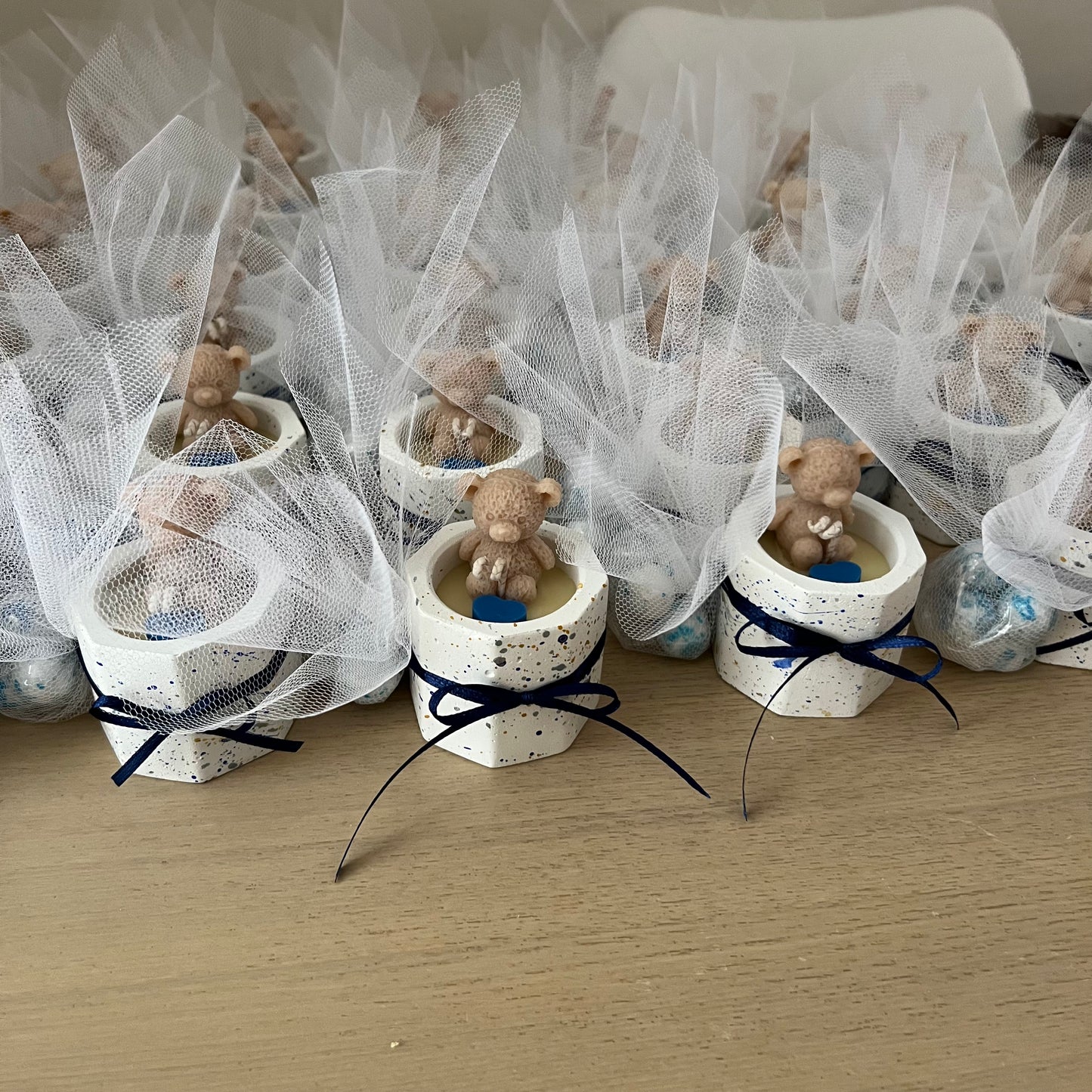 μπομπονιέρα βάφτισης σε τσιμεντένιο βαζάκι με χρωματιστές πιτσιλιές