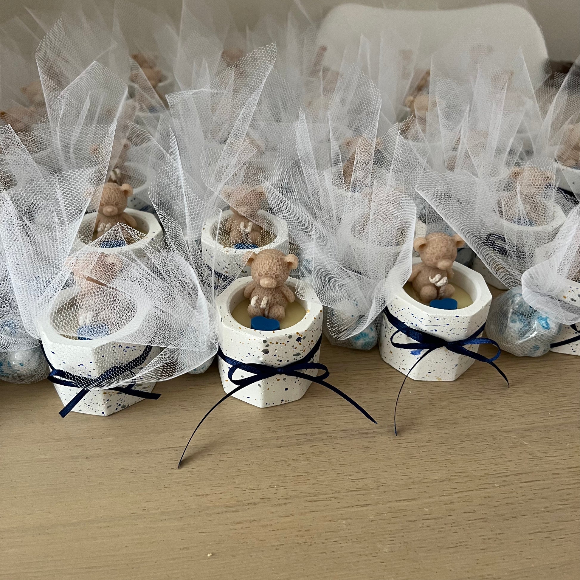 μπομπονιέρα βάφτισης σε τσιμεντένιο βαζάκι με χρωματιστές πιτσιλιές