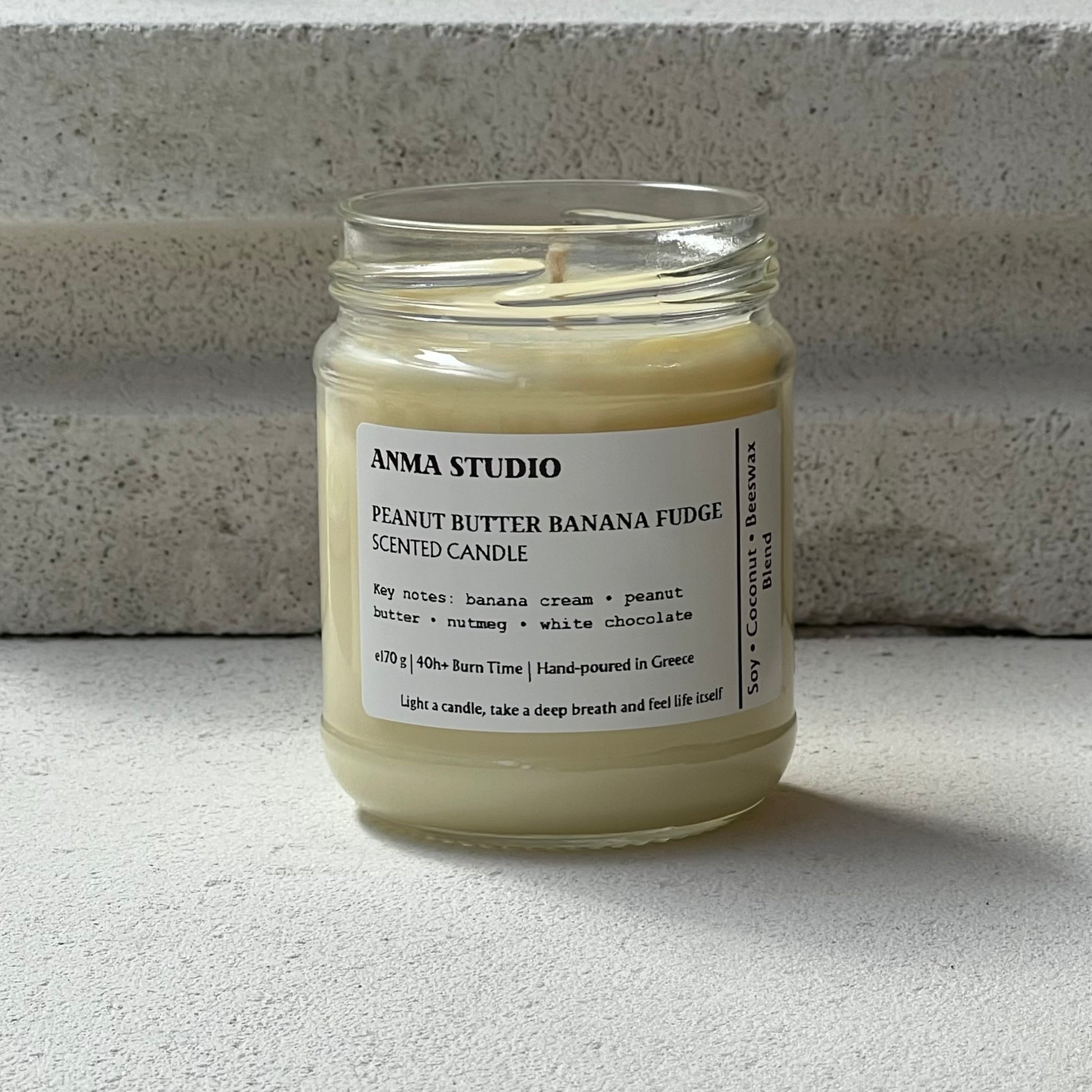 ρία χειροποίητα αρωματικά κεριά Peanut Butter Banana Fudge σε γυάλινα δοχεία διαφορετικών μεγεθών (90gr, 170gr, 240gr) με μεταλλικά καπάκια.