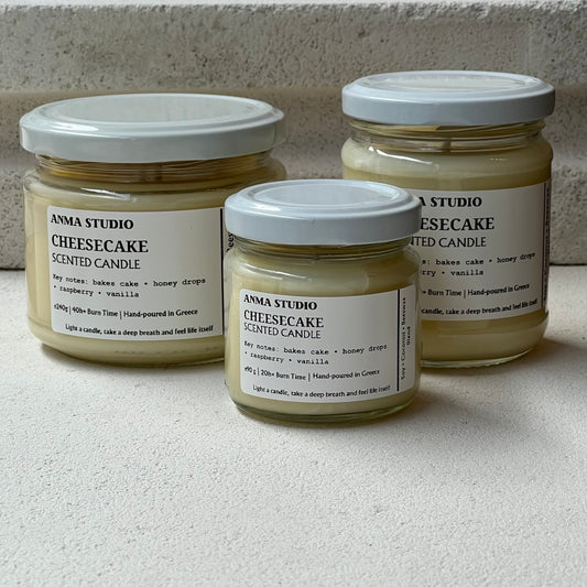 Χειροποίητο αρωματικό κερί Cheesecake της Anma Studio σε γυάλινο δοχείο με μεταλλικό καπάκι, φτιαγμένο από μείγμα σόγιας, καρύδας και μελισσοκεριού.