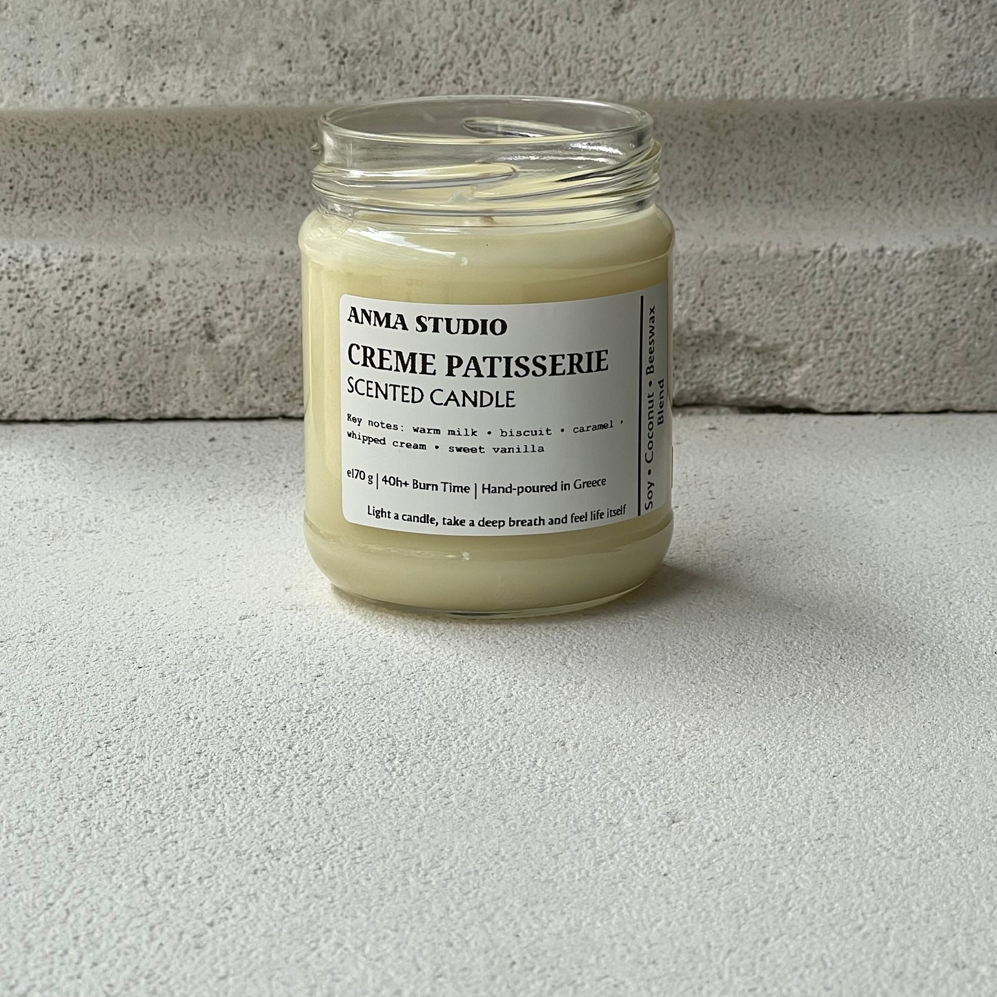 Χειροποίητο αρωματικό κερί Creme Patisserie της Anma Studio σε γυάλινο δοχείο με μεταλλικό καπάκι, φτιαγμένο από μείγμα σόγιας, καρύδας και μελισσοκηριού