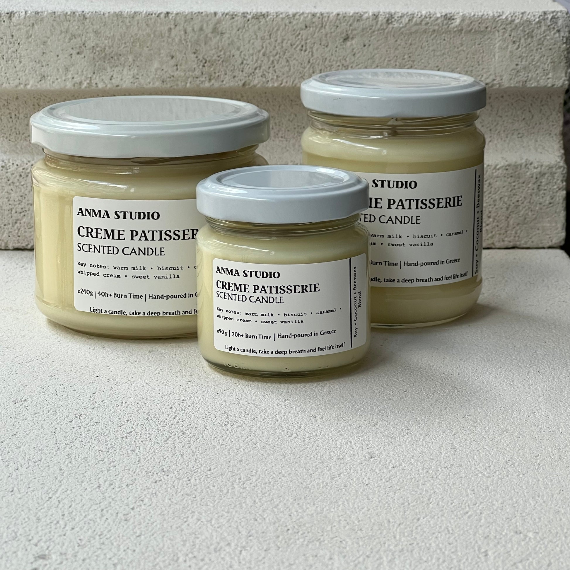 Χειροποίητο αρωματικό κερί Creme Patisserie της Anma Studio σε γυάλινο δοχείο με μεταλλικό καπάκι, φτιαγμένο από μείγμα σόγιας, καρύδας και μελισσοκηριού