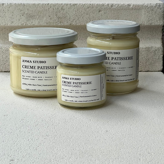 Χειροποίητο αρωματικό κερί Creme Patisserie της Anma Studio σε γυάλινο δοχείο με μεταλλικό καπάκι, φτιαγμένο από μείγμα σόγιας, καρύδας και μελισσοκηριού