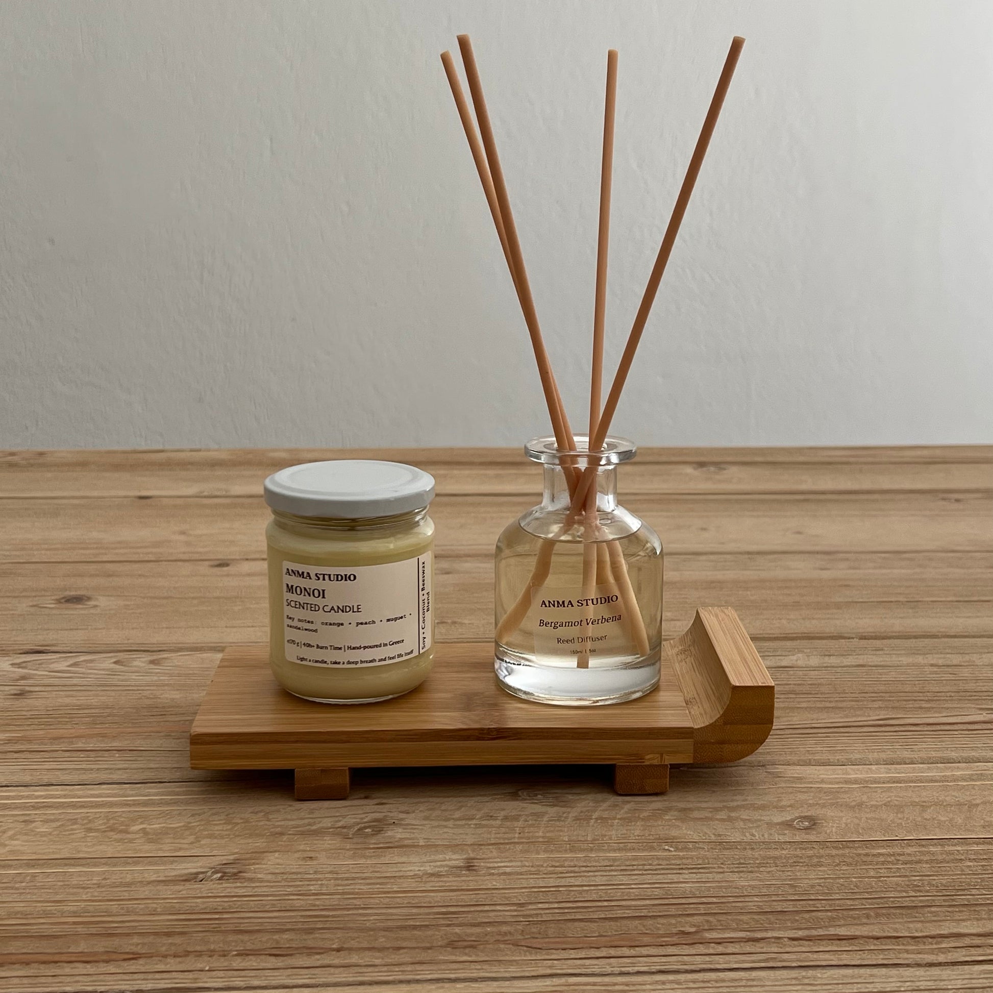 δίσκος από φυσικό bamboo (22x10εκ.). Minimal σχεδιασμός με καμπύλη, ιδανικός για κεριά, αρωματικά χώρου & μπάνιο