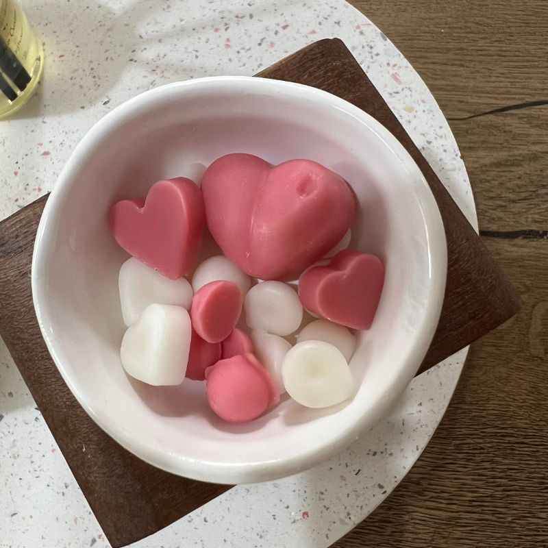 Αρωματικά συνεφάκια Wax melt μέσα σε καυστήρα.