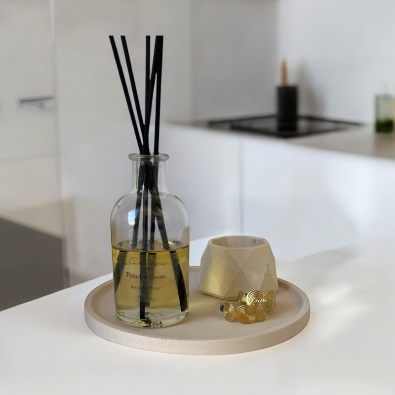 Διακοσμητκή σύνθεση με minimal δίσκο σε μπεζ χρώμα 17εκ, reed diffuser σε γυάλινο βάζο και πολύγωνο τσιμεντένιο mini κασπώ σε μπεζ χρώμα