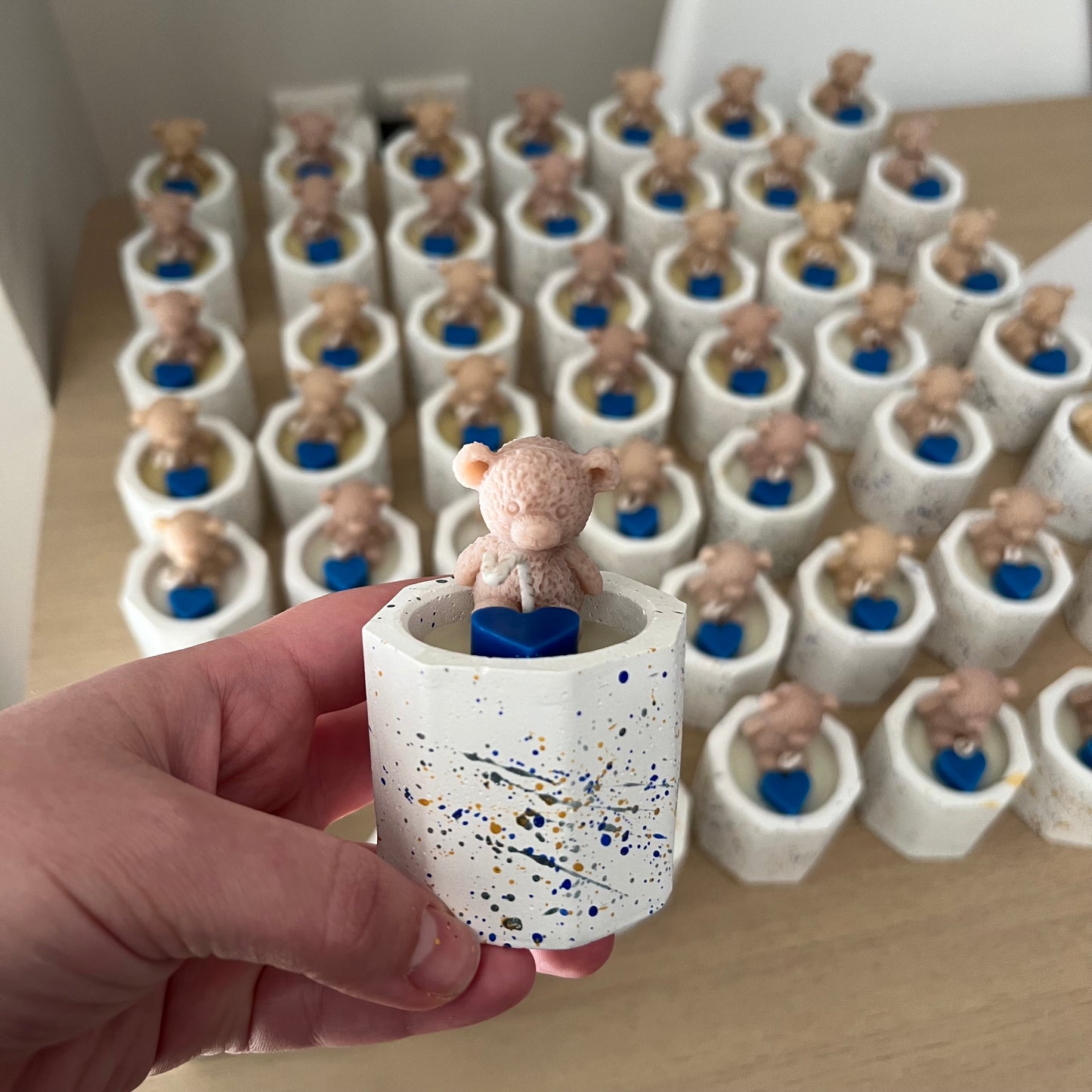 μπομπονιέρα με αρκουδάκι, μπλε καρδιά από κερί και μπλε πιτσιλιές