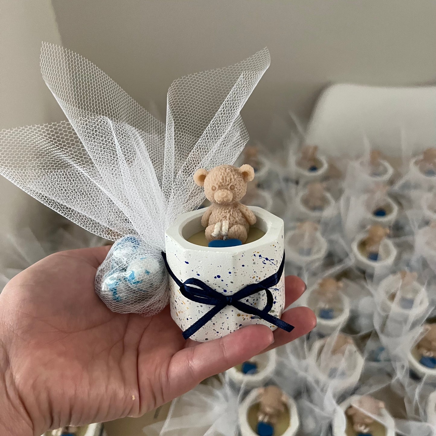 Μπομπονιέρα βάφτισης σε τσιμεντένιο δοχείο με αρκουδάκι