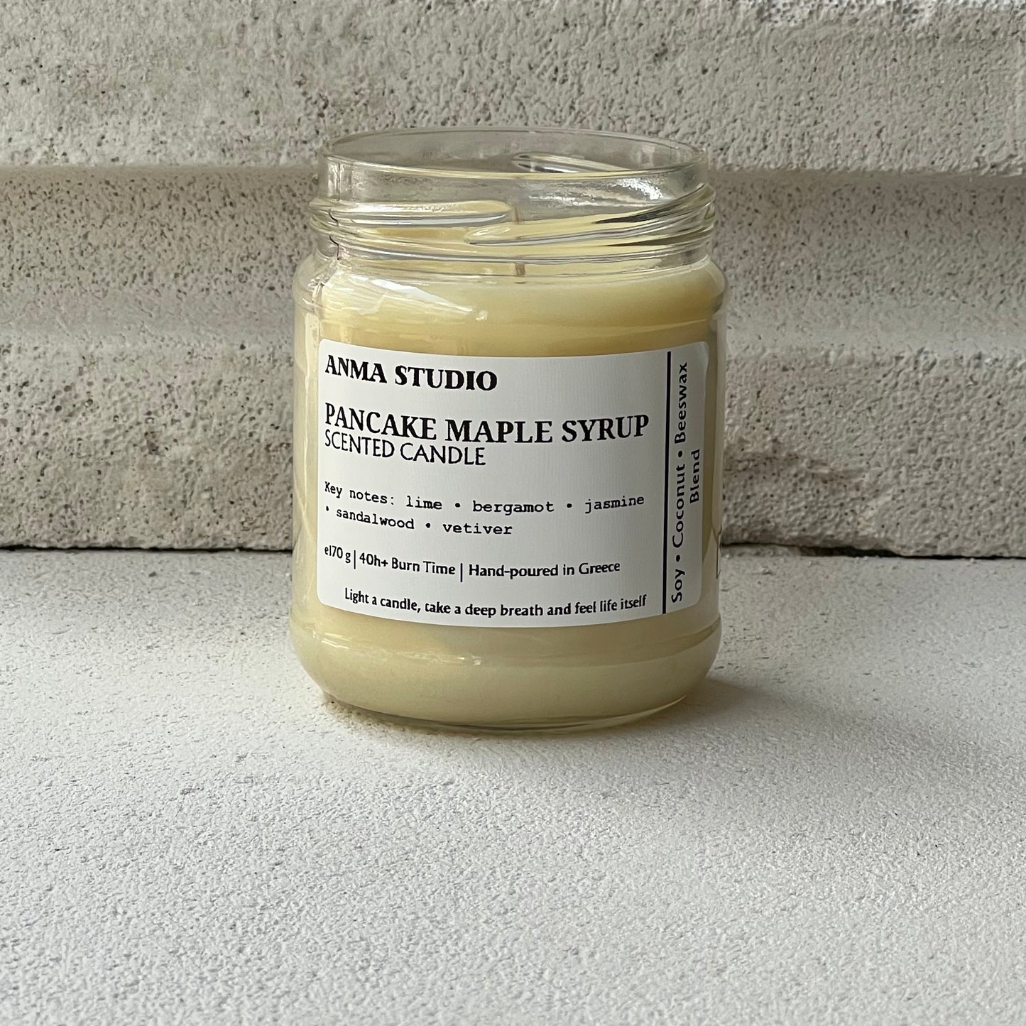 χειροποίητα αρωματικά κεριά Pancake Maple Syrup της Anma Studio σε τρία μεγέθη (90gr, 170gr, 240gr), σε γυάλινα δοχεία με λευκά μεταλλικά καπάκια.