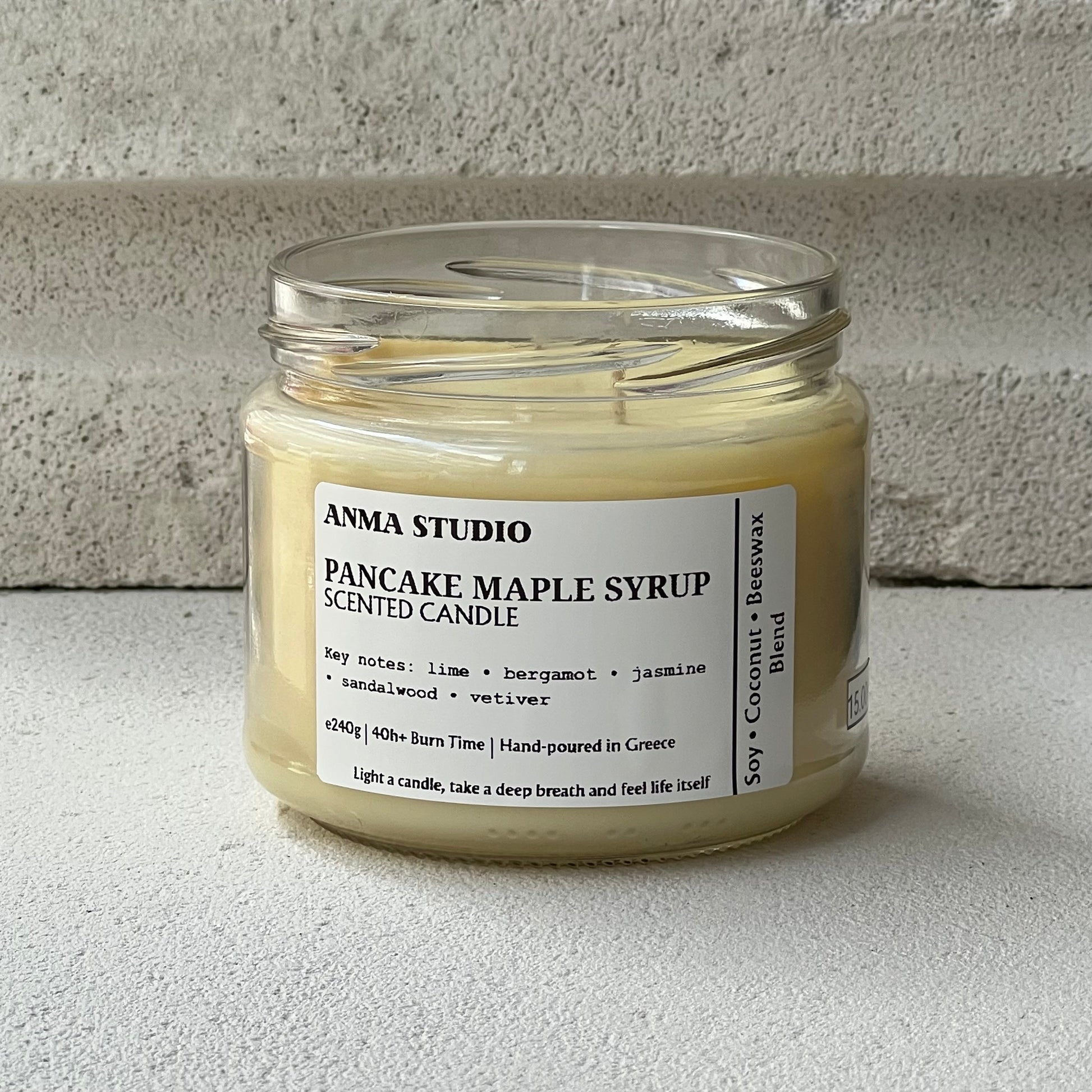 χειροποίητα αρωματικά κεριά Pancake Maple Syrup της Anma Studio σε τρία μεγέθη (90gr, 170gr, 240gr), σε γυάλινα δοχεία με λευκά μεταλλικά καπάκια.