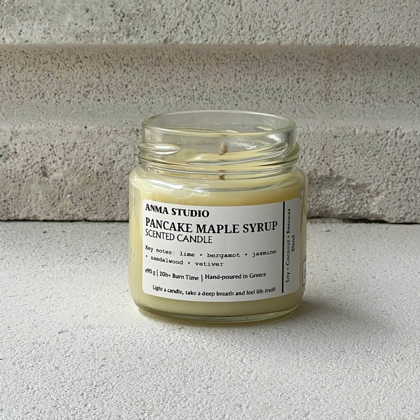 χειροποίητα αρωματικά κεριά Pancake Maple Syrup της Anma Studio σε τρία μεγέθη (90gr, 170gr, 240gr), σε γυάλινα δοχεία με λευκά μεταλλικά καπάκια.