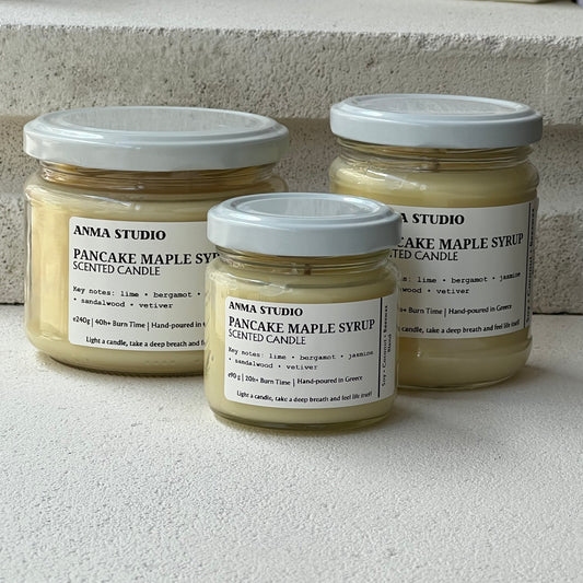 Τρία χειροποίητα αρωματικά κεριά Pancake Maple Syrup της Anma Studio σε τρία μεγέθη (90gr, 170gr, 240gr), σε γυάλινα δοχεία με λευκά μεταλλικά καπάκια.