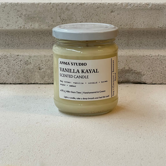 Χειροποίητο αρωματικό κερί Vanilla Kayal σε γυάλινο δοχείο με μεταλλικό καπάκι, μείγμα σόγιας, καρύδας και μελισσοκηριού.