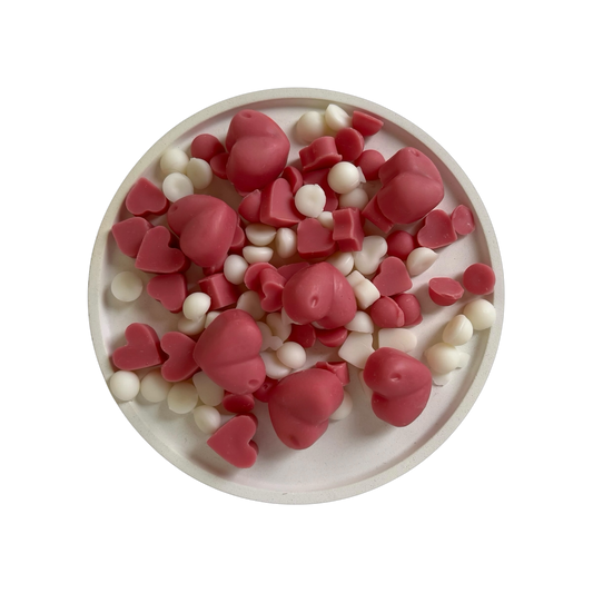 Αρωματικές καρδιές από φυτικό κερί σόγιας και μελισσοκέρι σε χρώμα κόκκινο και λευκό για χρήση σε καυστήρα κεριού (wax melter), με επιλογές αρωμάτων στην κατηγορία gourmand (γλυκά ρώματα) 