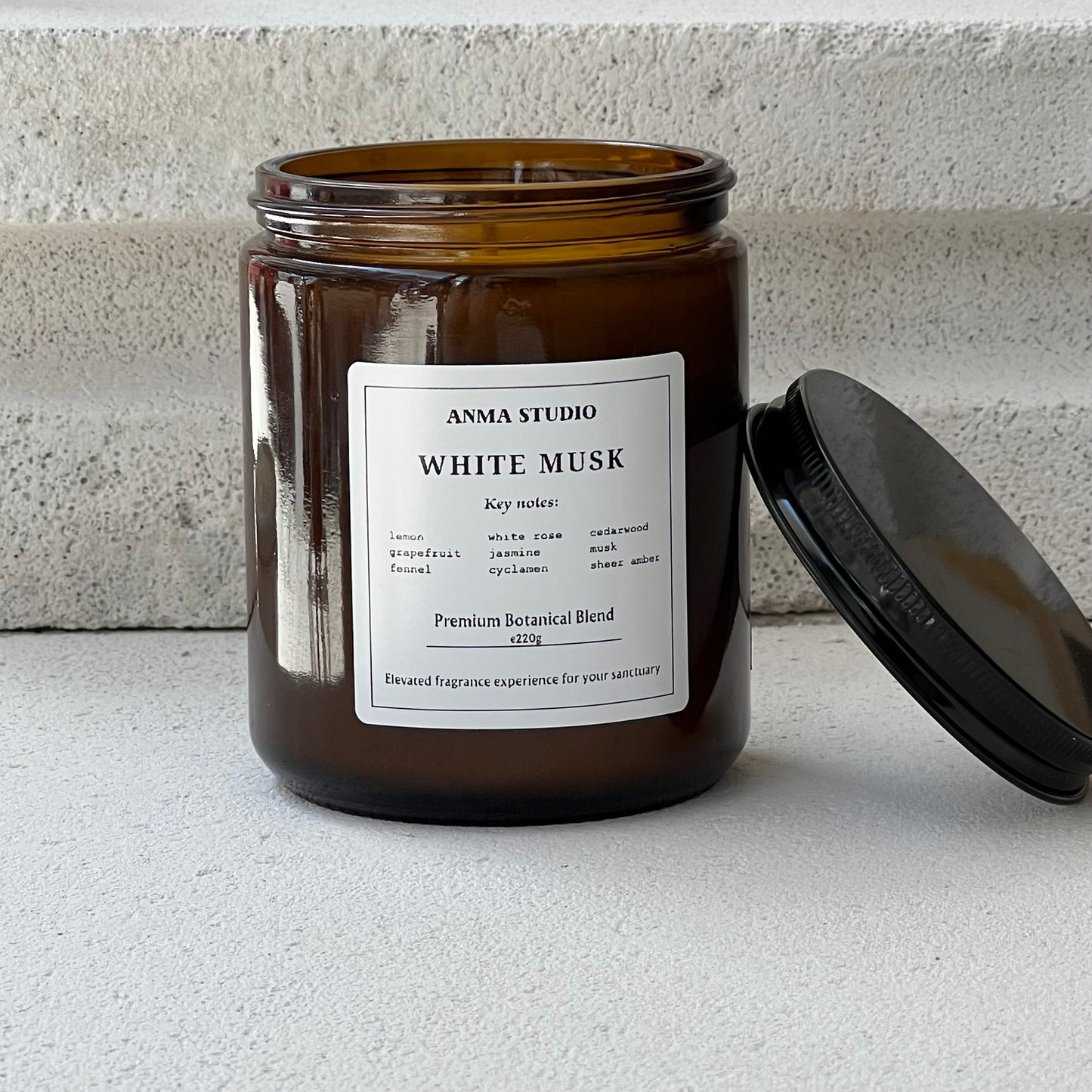 Premium χειροποίητο αρωματικό κερί White Musk σε amber γυάλινο δοχείο 220g από το Anma Studio, σχεδιασμένο για μέγιστη προστασία αρώματος.